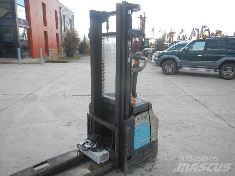 Crown ES 4000 Lavansiirtotrukit