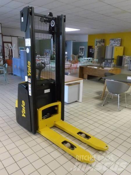 Yale MS12 Käyden ajettavat pinoamistrukit