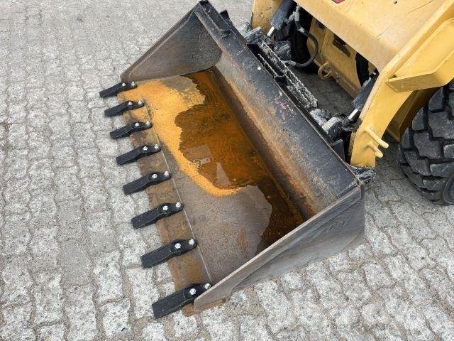CAT 242D3 Muut koneet