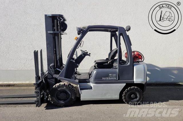Nissan U1D2A25LQ Nestekaasutrukit