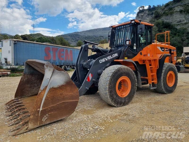 Doosan DL300 Pyöräkuormaajat