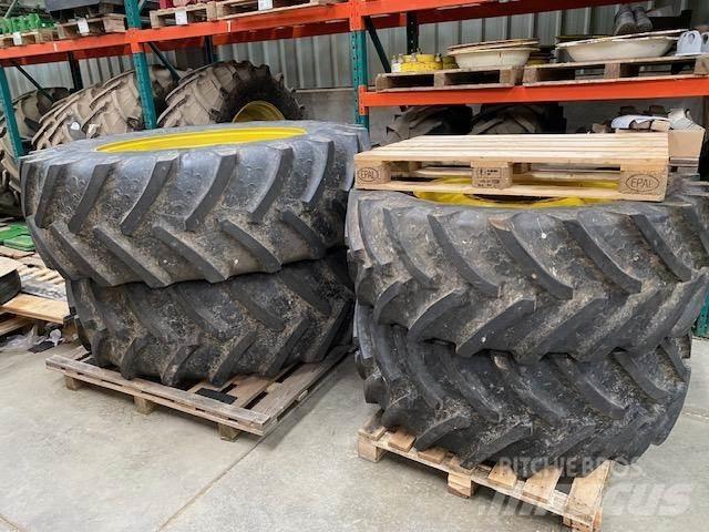 John Deere 7R Renkaat ja vanteet