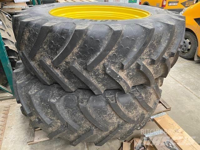 John Deere 7R Renkaat ja vanteet