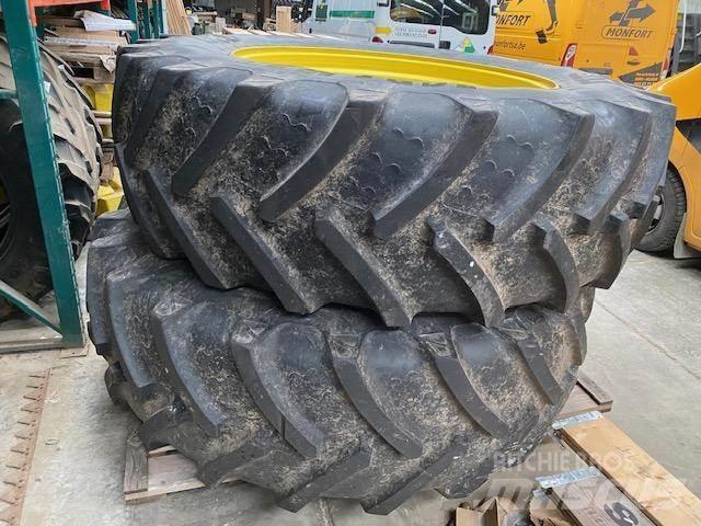 John Deere 7R Renkaat ja vanteet
