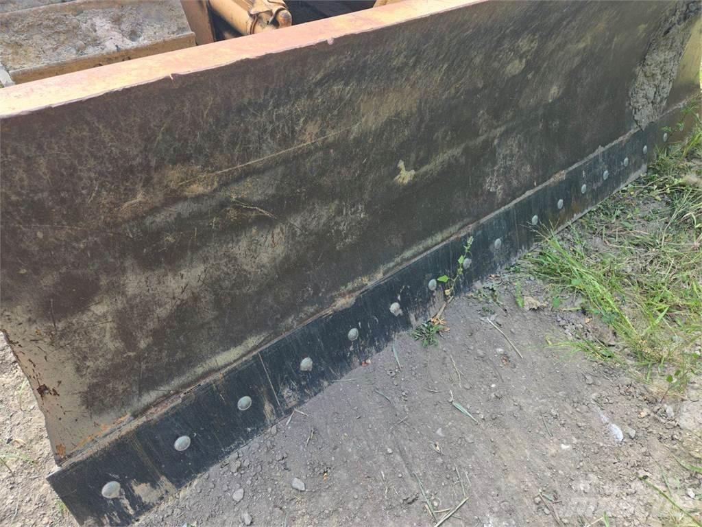 CASE 650L Telaketjupuskutraktorit