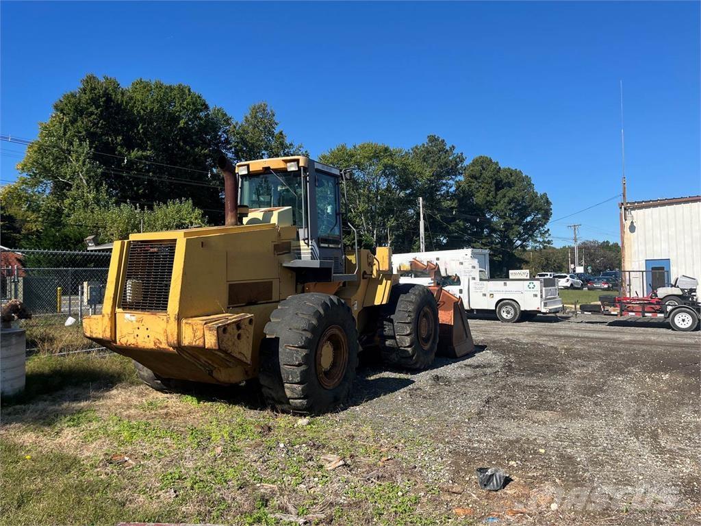 CASE 821C Pyöräkuormaajat