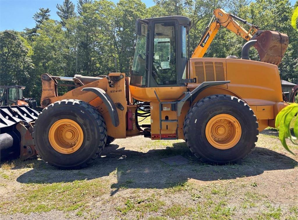 CASE 821F Pyöräkuormaajat