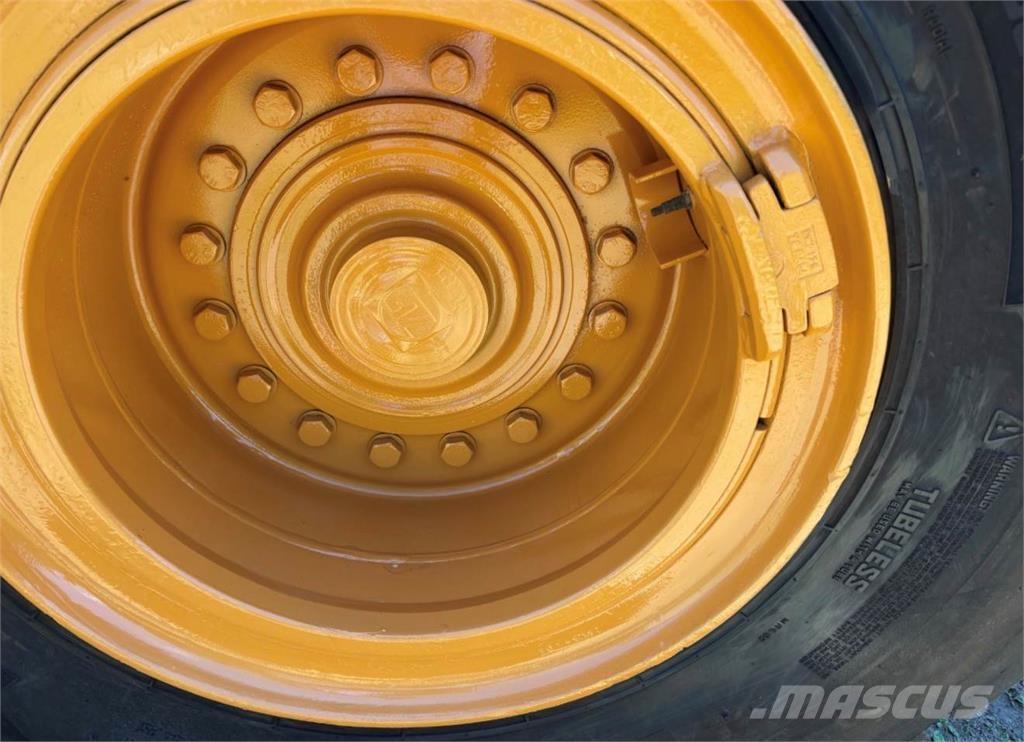 CASE 821F Pyöräkuormaajat