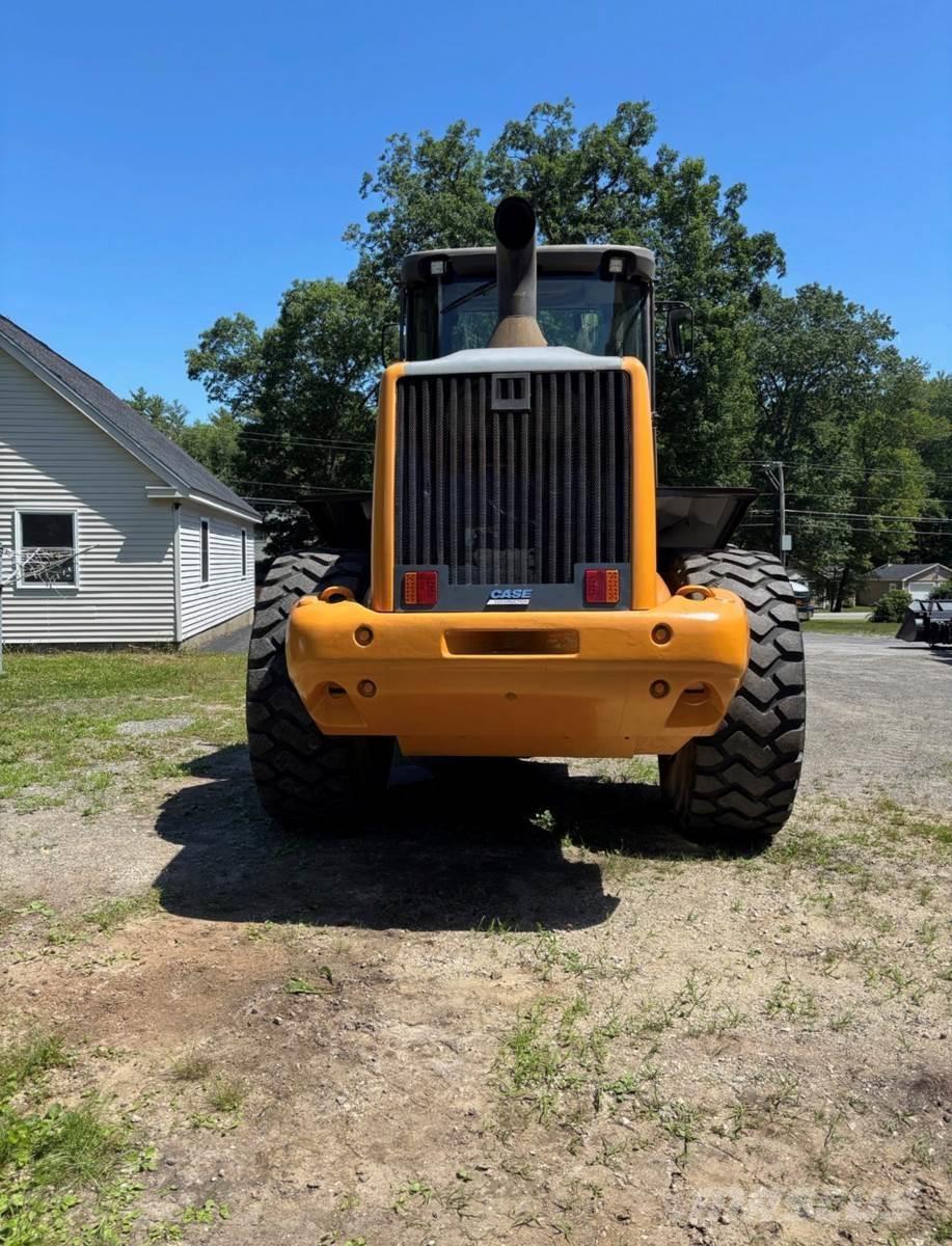 CASE 821F Pyöräkuormaajat