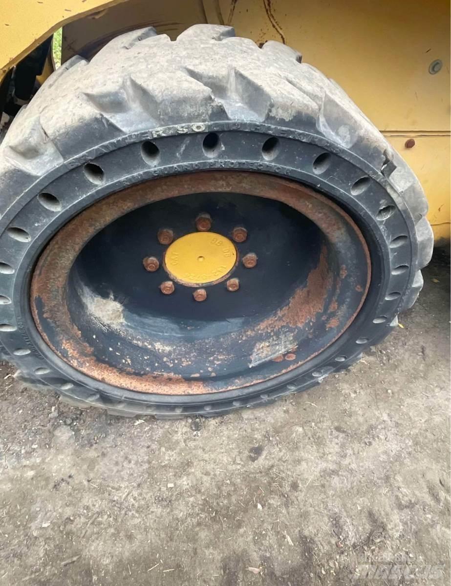 CAT 242 Liukuohjatut kuormaajat