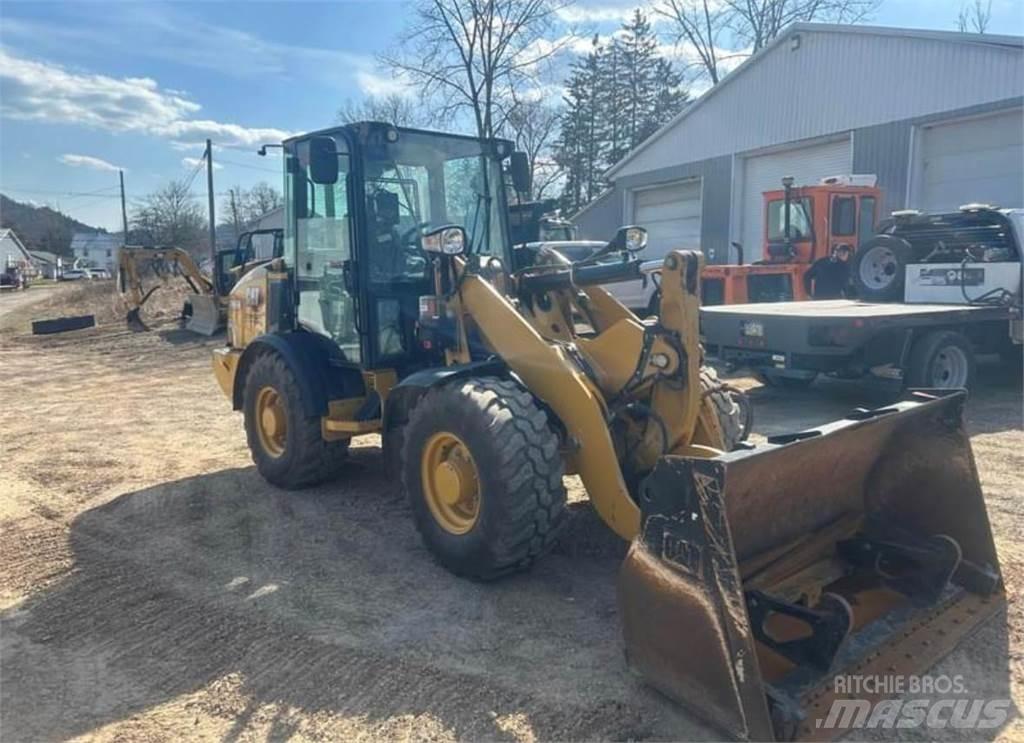 CAT 906M Pyöräkuormaajat