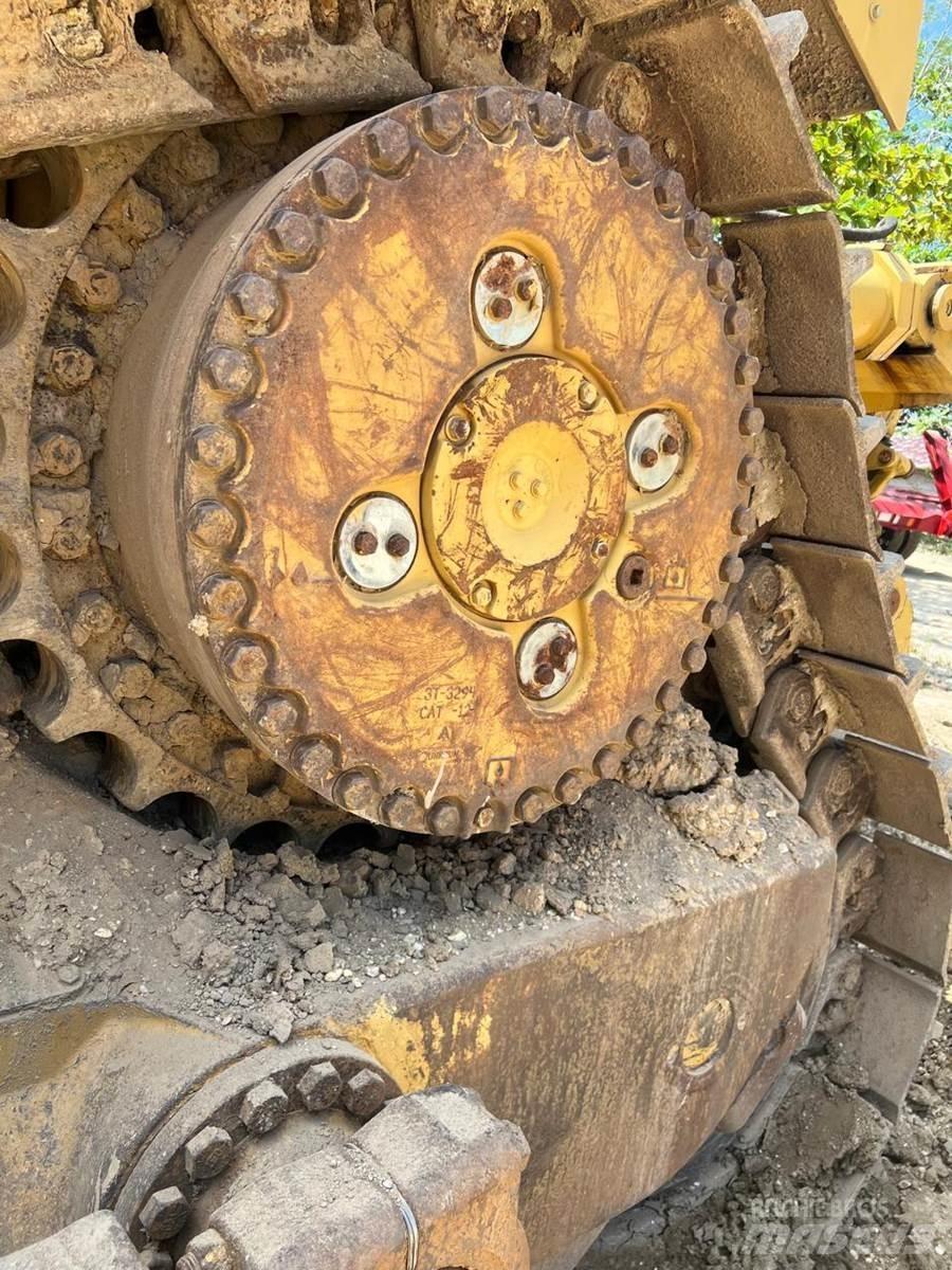 CAT D10T Telaketjupuskutraktorit