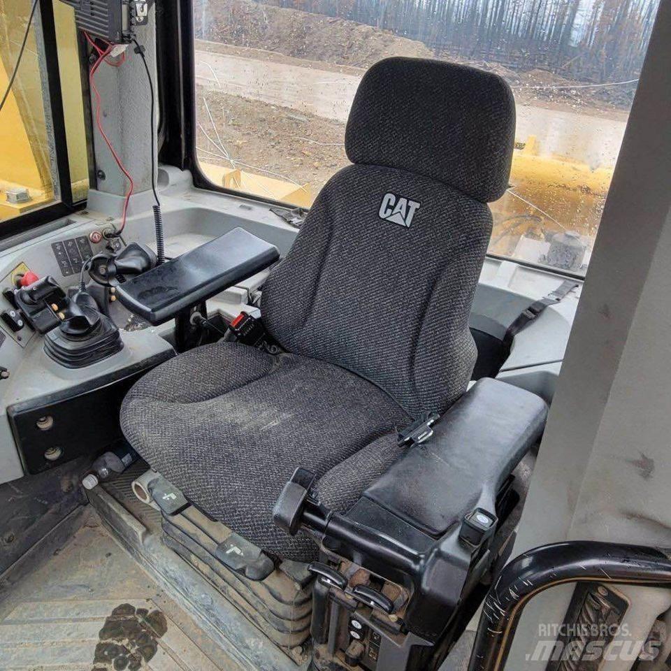 CAT D10T Telaketjupuskutraktorit