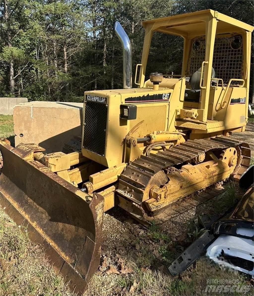 CAT D3B Telaketjupuskutraktorit