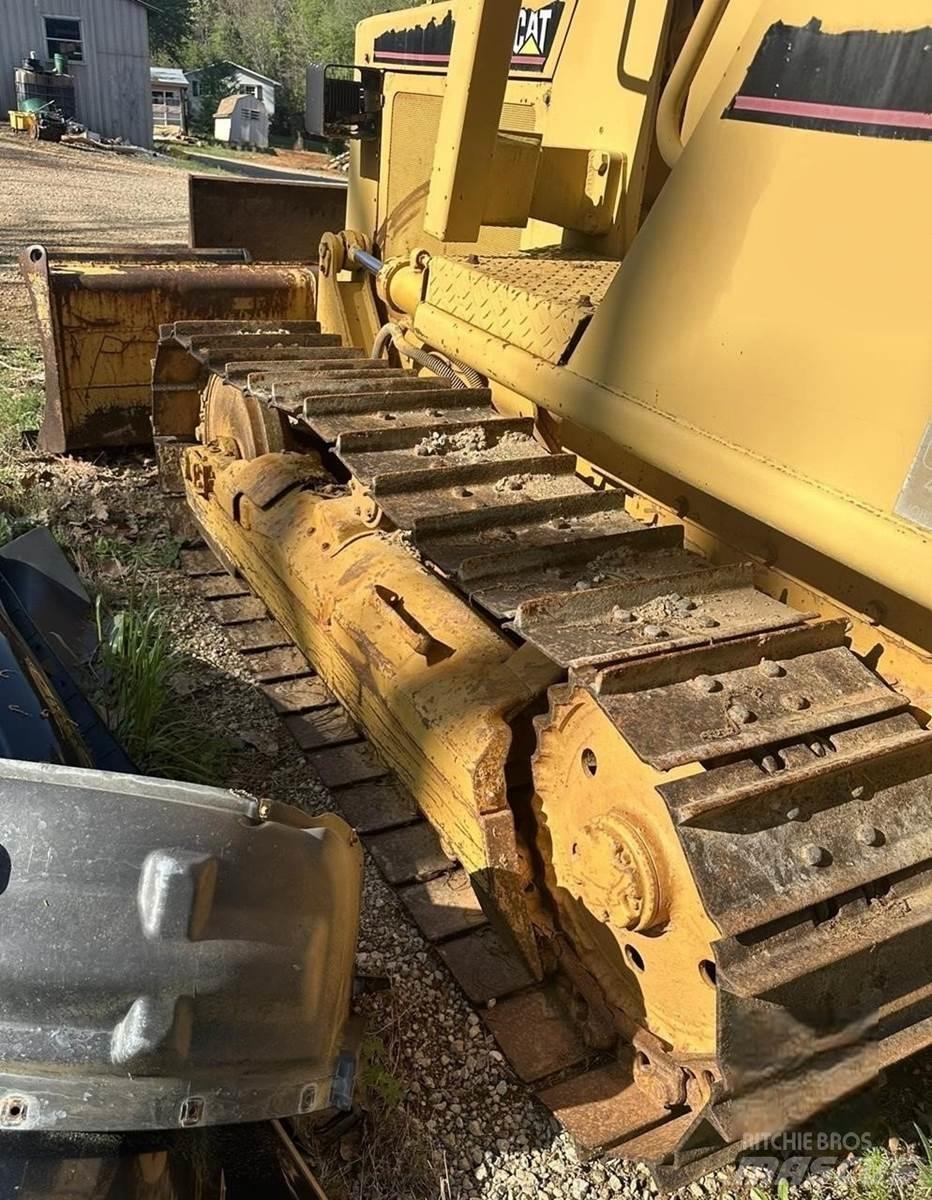 CAT D3B Telaketjupuskutraktorit