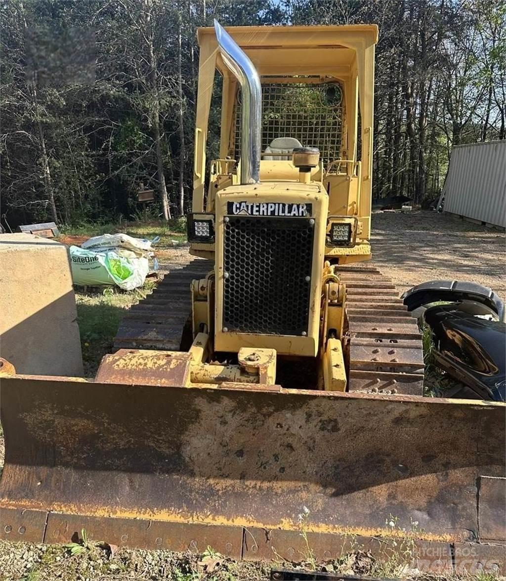 CAT D3B Telaketjupuskutraktorit