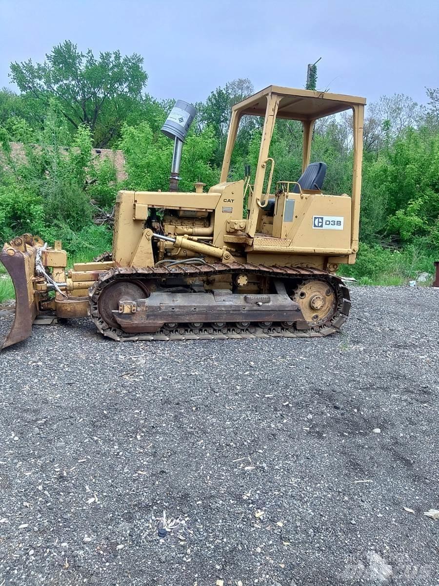 CAT D3B Telaketjupuskutraktorit