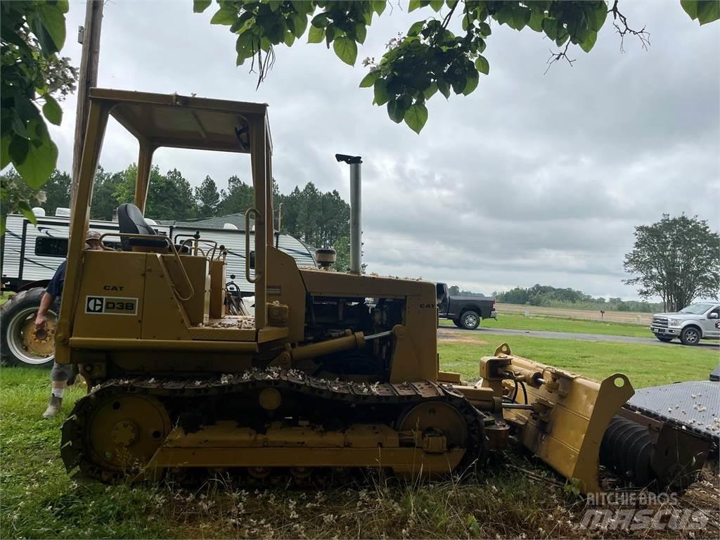 CAT D3B Telaketjupuskutraktorit