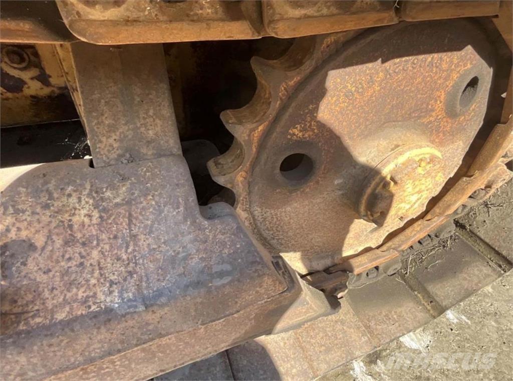 CAT D3B Z Telaketjupuskutraktorit