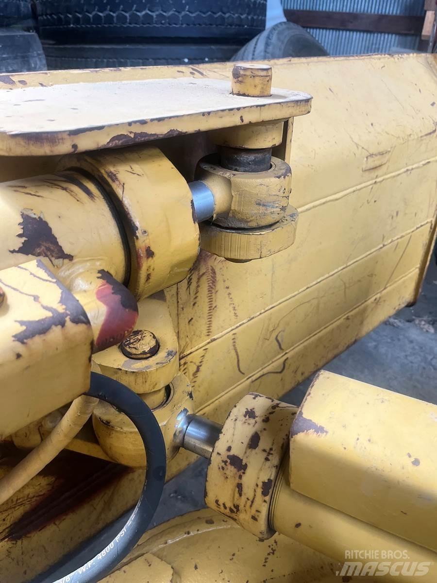 CAT D4C Telaketjupuskutraktorit