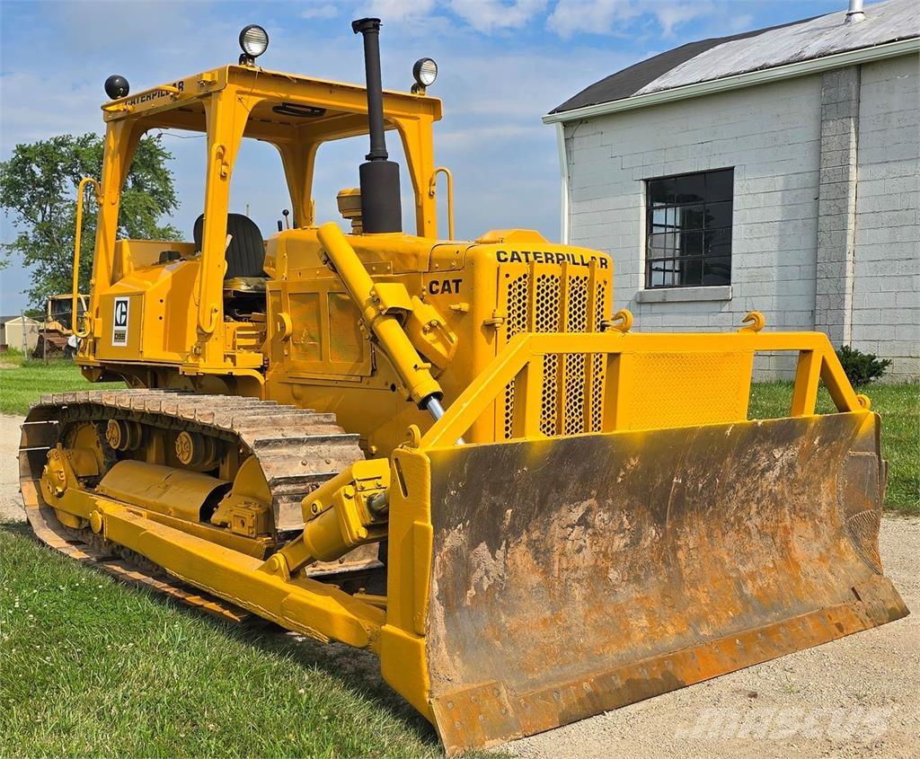 CAT D5B Telaketjupuskutraktorit