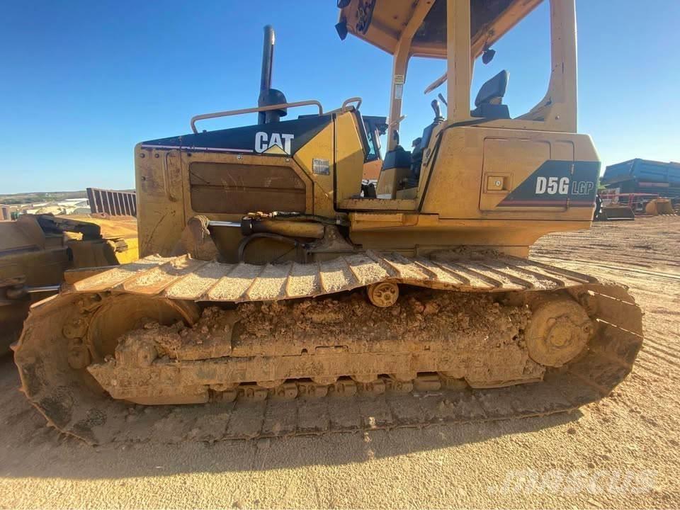 CAT D5G Telaketjupuskutraktorit