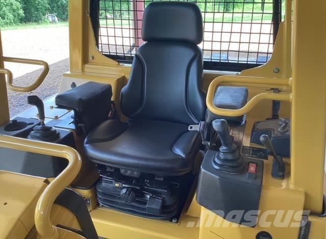 CAT D5G XL Telaketjupuskutraktorit
