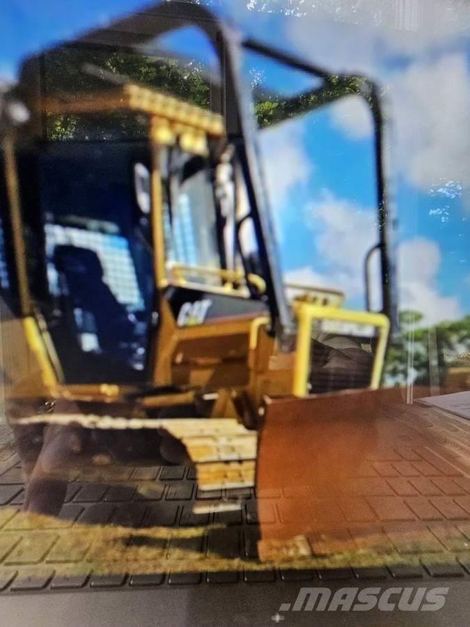 CAT D5G XL Telaketjupuskutraktorit