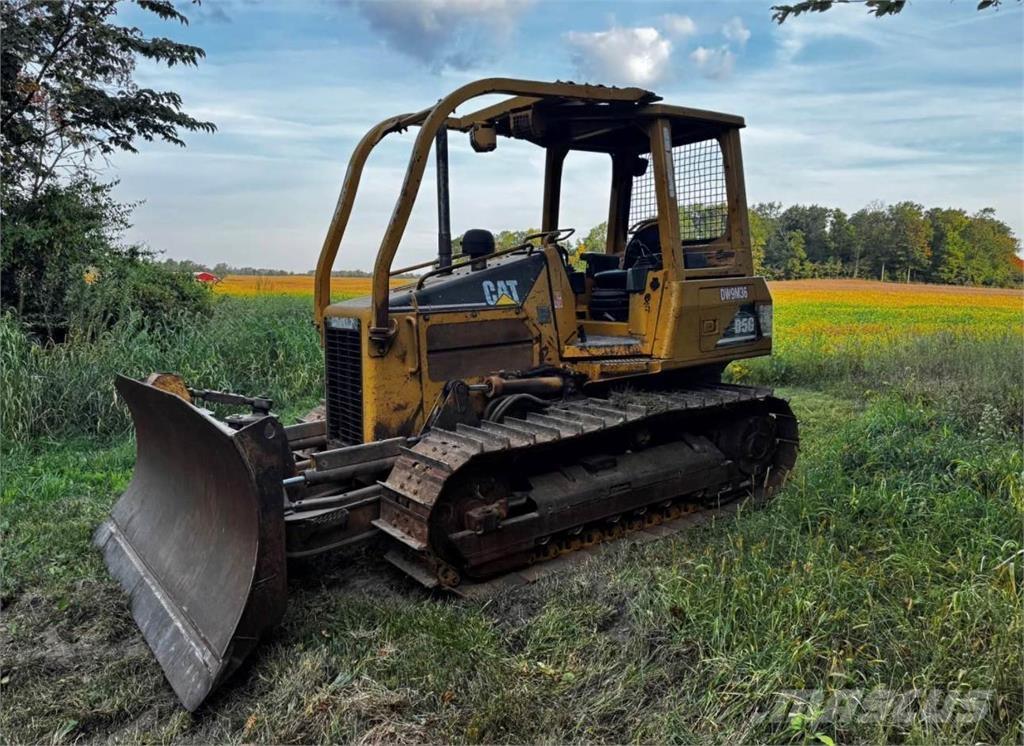 CAT D5G XL Telaketjupuskutraktorit