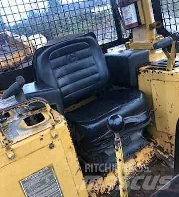 CAT D5H Telaketjupuskutraktorit