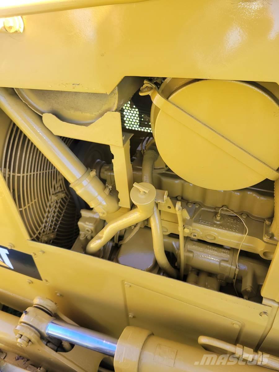 CAT D5H Telaketjupuskutraktorit