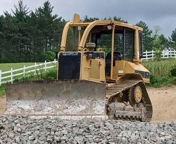 CAT D5M Telaketjupuskutraktorit