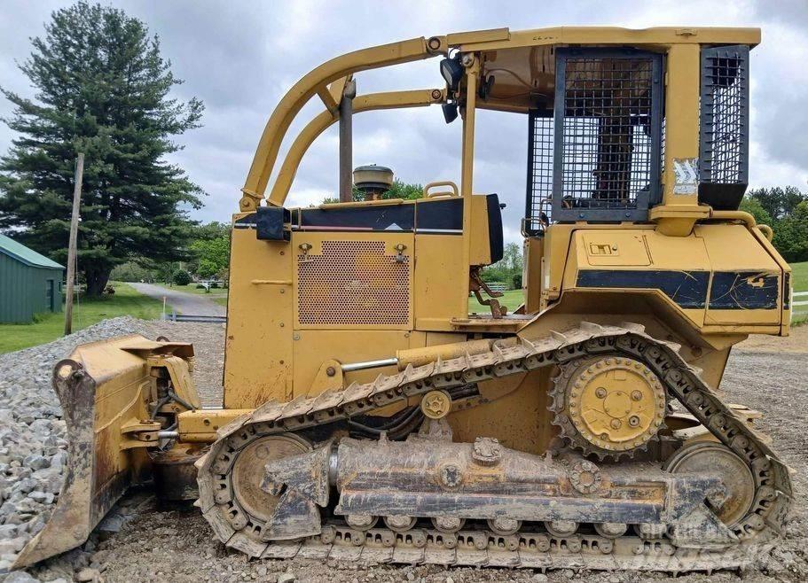 CAT D5M Telaketjupuskutraktorit