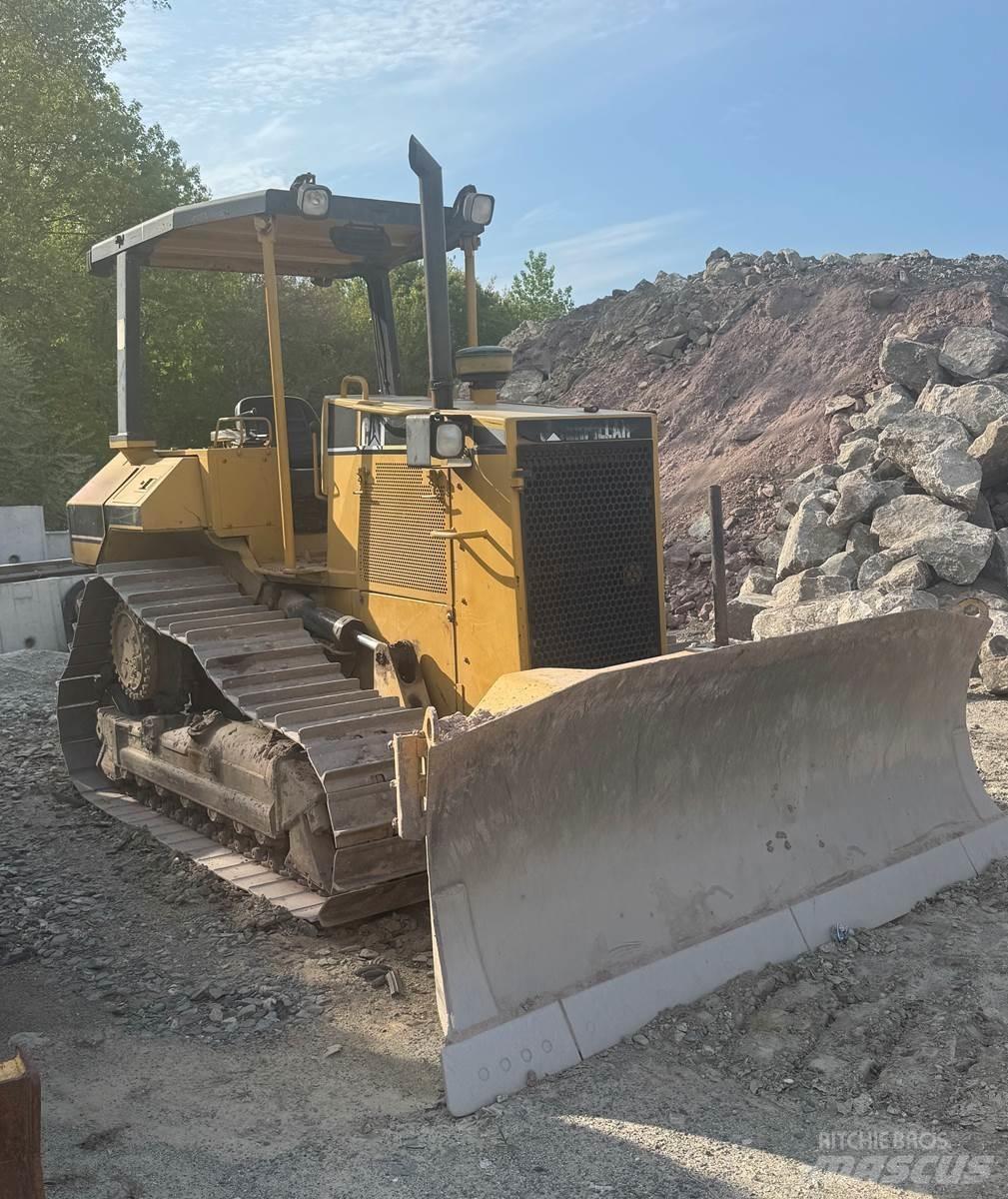 CAT D5M Telaketjupuskutraktorit
