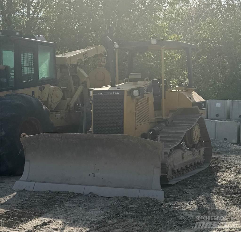 CAT D5M Telaketjupuskutraktorit