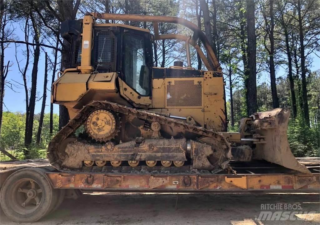 CAT D5M Telaketjupuskutraktorit