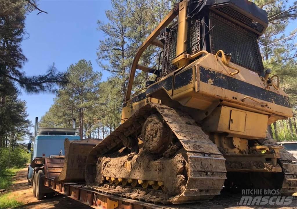 CAT D5M Telaketjupuskutraktorit