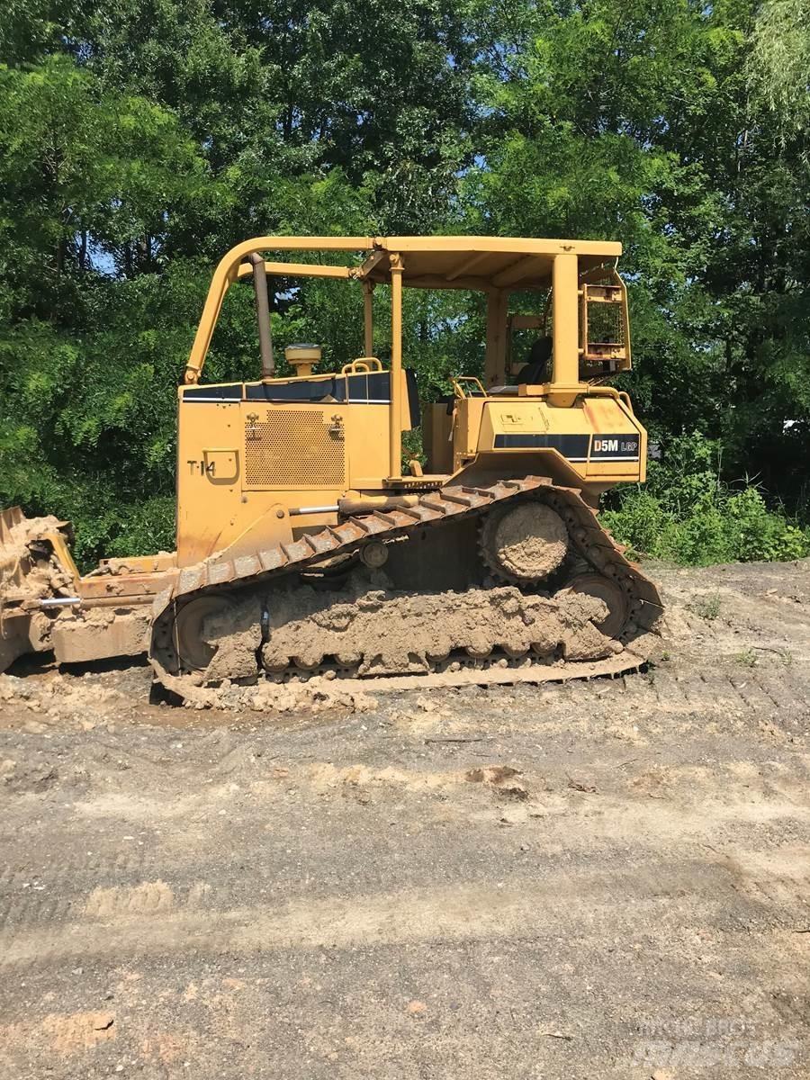 CAT D5M Telaketjupuskutraktorit