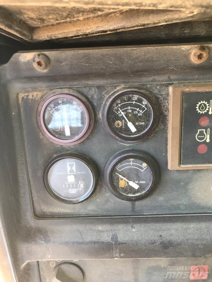 CAT D5M Telaketjupuskutraktorit