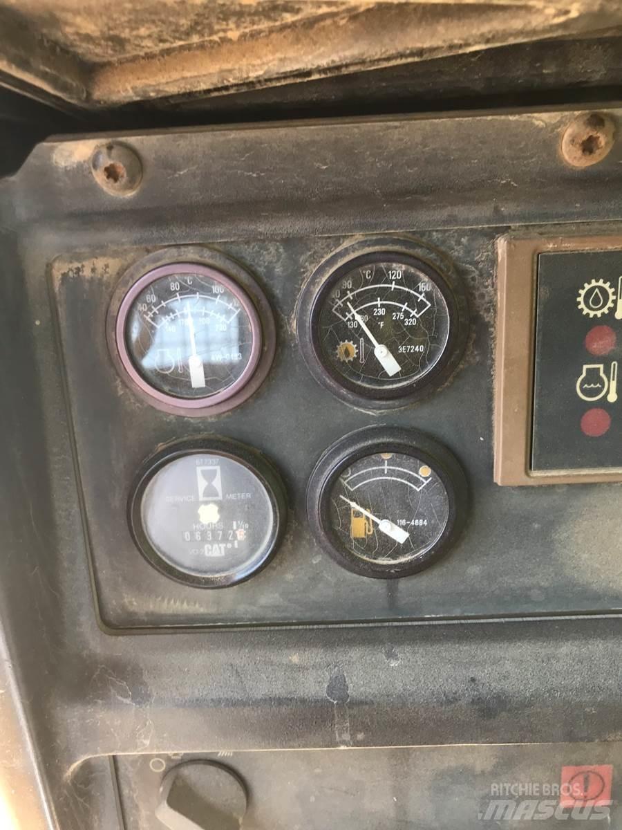 CAT D5M Telaketjupuskutraktorit