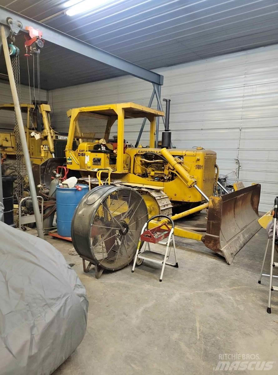CAT D6B Telaketjupuskutraktorit