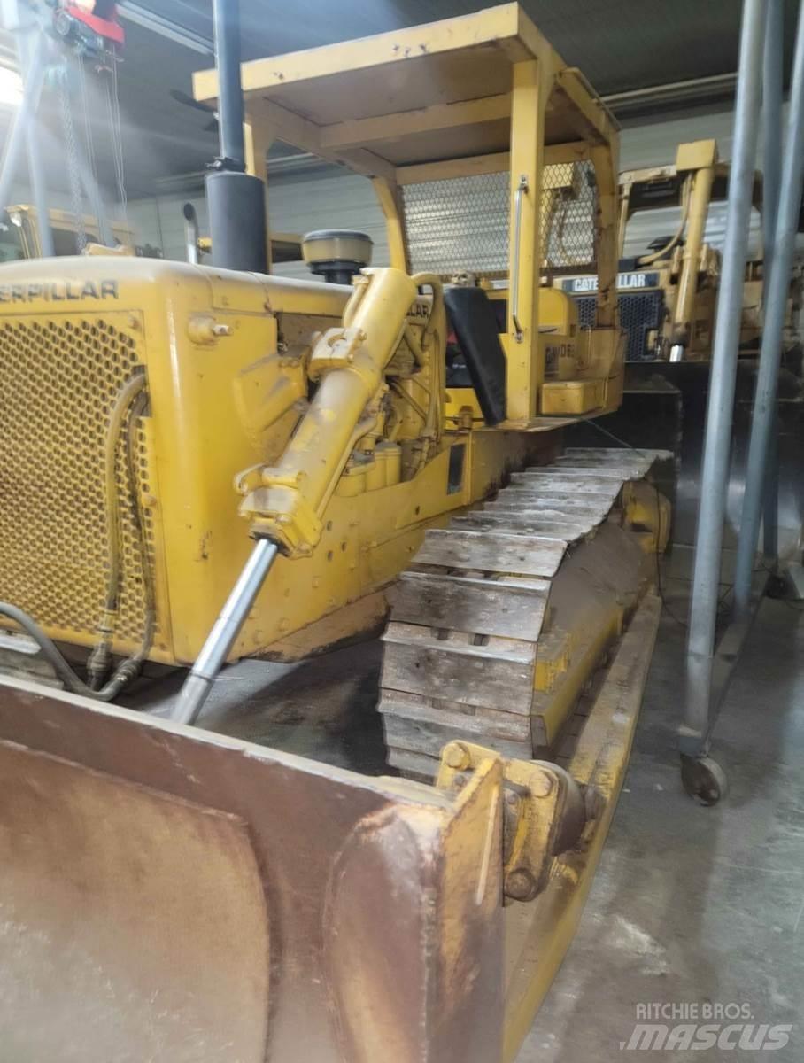 CAT D6B Telaketjupuskutraktorit
