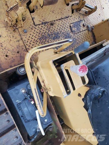 CAT D6C Telaketjupuskutraktorit