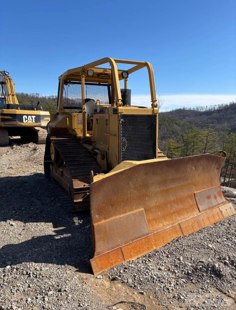 CAT D6M XL Telaketjupuskutraktorit