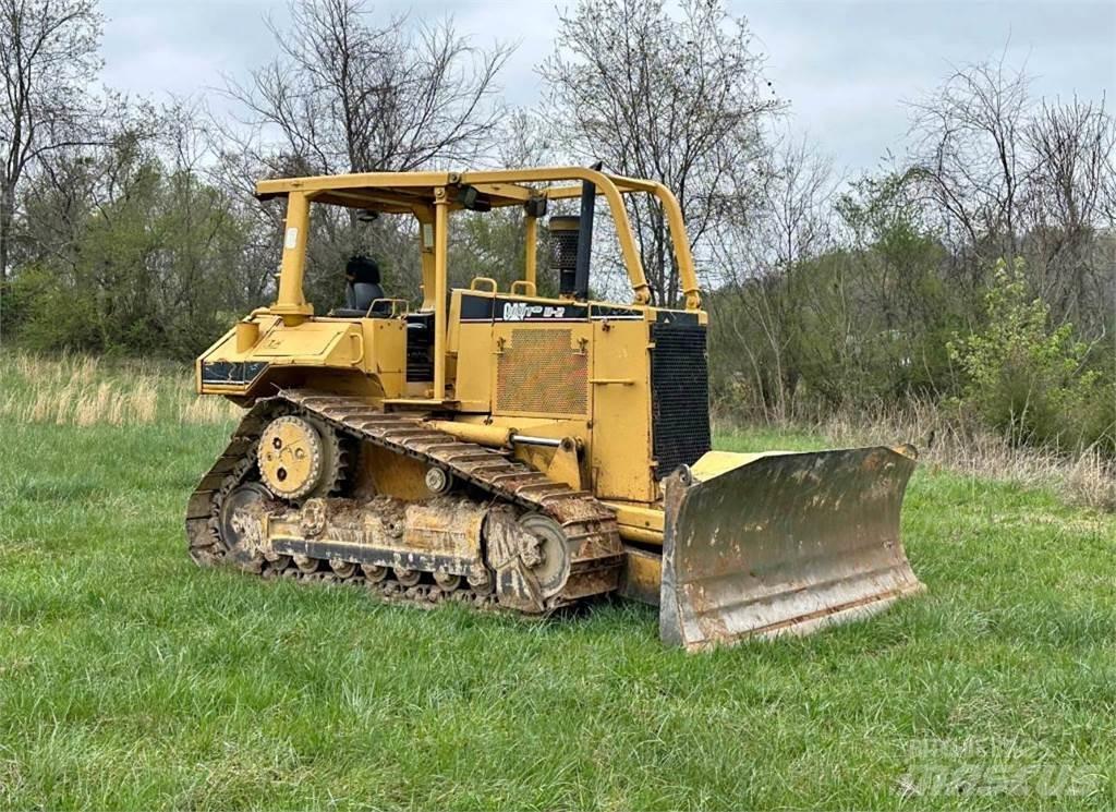 CAT D6M XL Telaketjupuskutraktorit