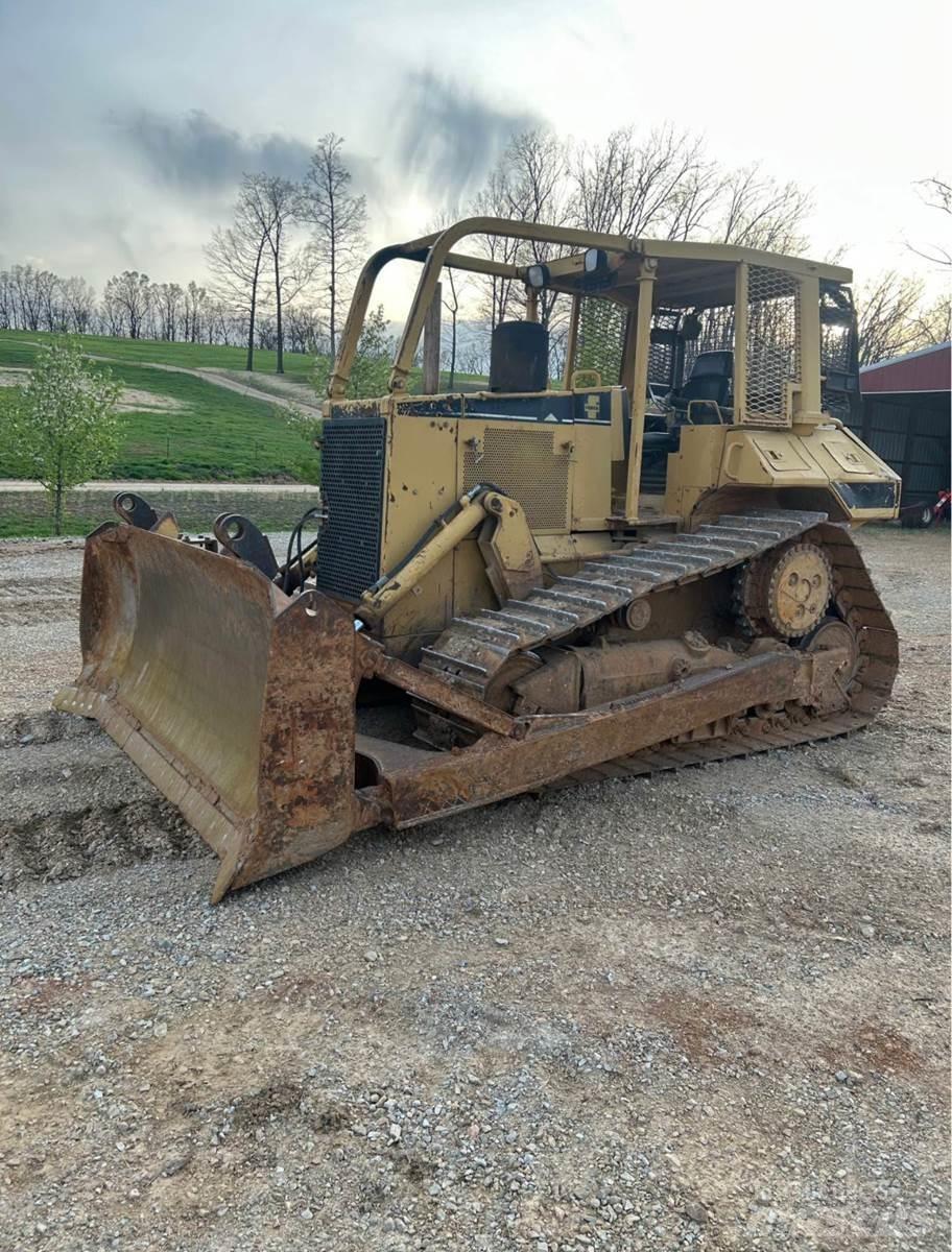 CAT D6M XL Telaketjupuskutraktorit