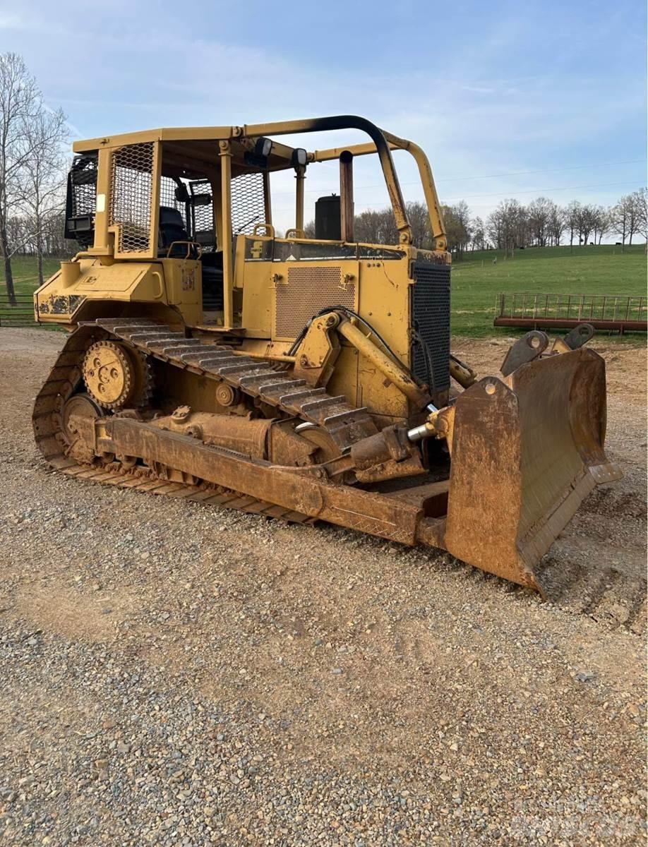 CAT D6M XL Telaketjupuskutraktorit