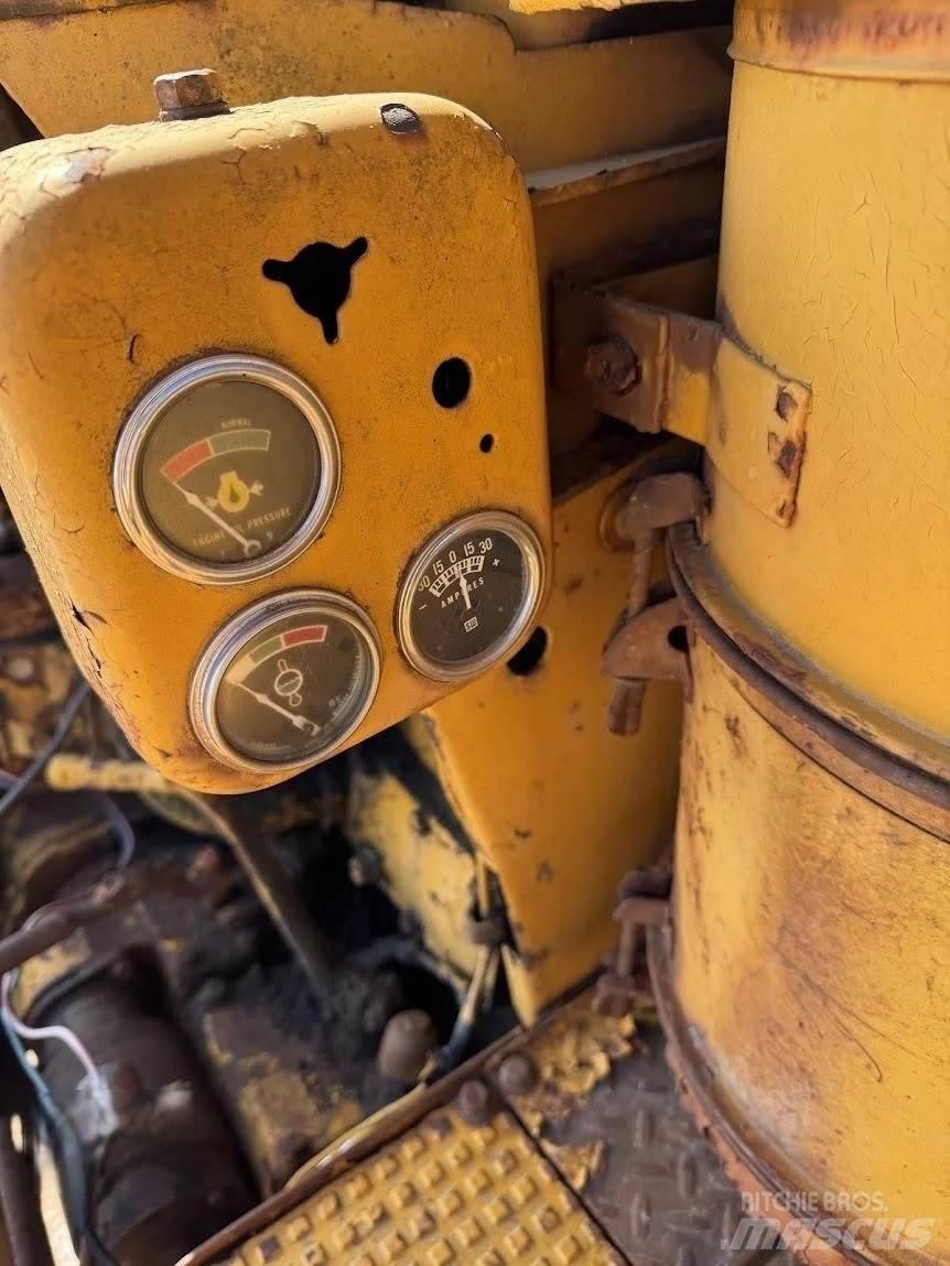 CAT D7 Telaketjupuskutraktorit