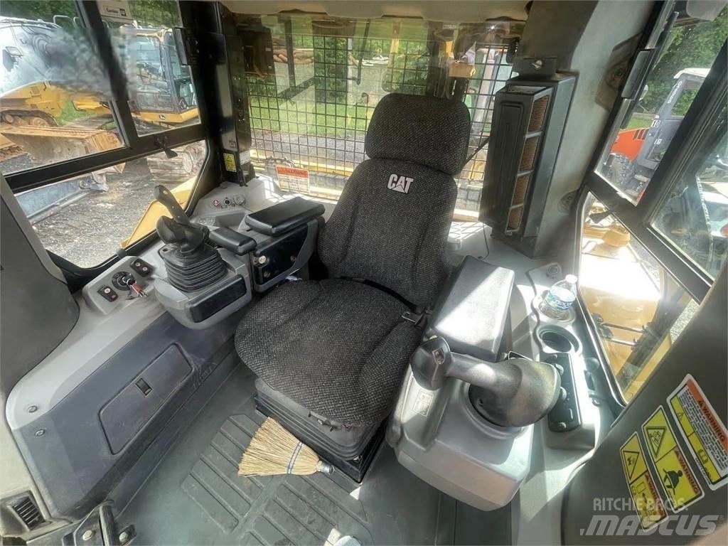 CAT D7E Telaketjupuskutraktorit