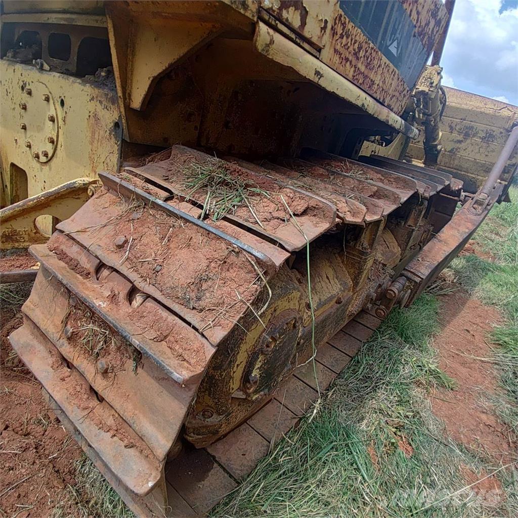 CAT D7E Telaketjupuskutraktorit